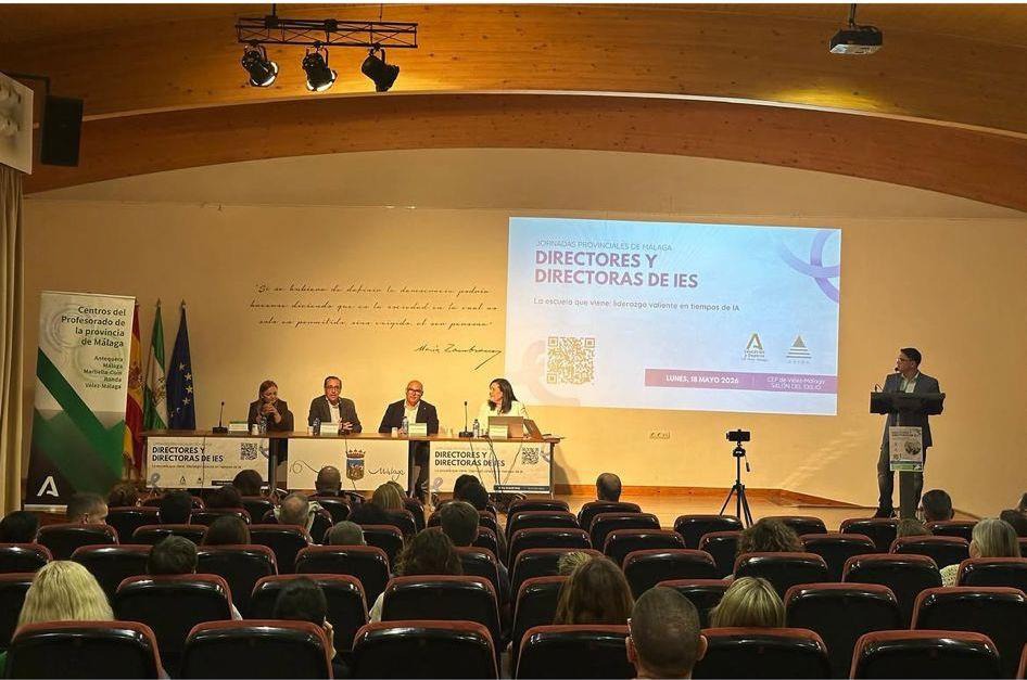 Las Jornadas Provinciales de Directores y Directoras de Málaga, celebradas el 18 de mayo de 2026 bajo el lema “La escuela que viene: liderazgo valiente en tiempos de IA”, reunieron a profesionales de la educación para reflexionar sobre liderazgo, innovación y transformación digital en los centros educativos. Organizadas por ADIÁN Málaga y el CEP de Vélez-Málaga, la jornada incluyó ponencias sobre comunicación y liderazgo, resolución de casos prácticos en inspección educativa, aplicaciones de la inteligencia artificial con Google Gemini y el papel de la emoción en el aprendizaje, consolidándose como un espacio de intercambio de experiencias y actualización para los equipos directivos.